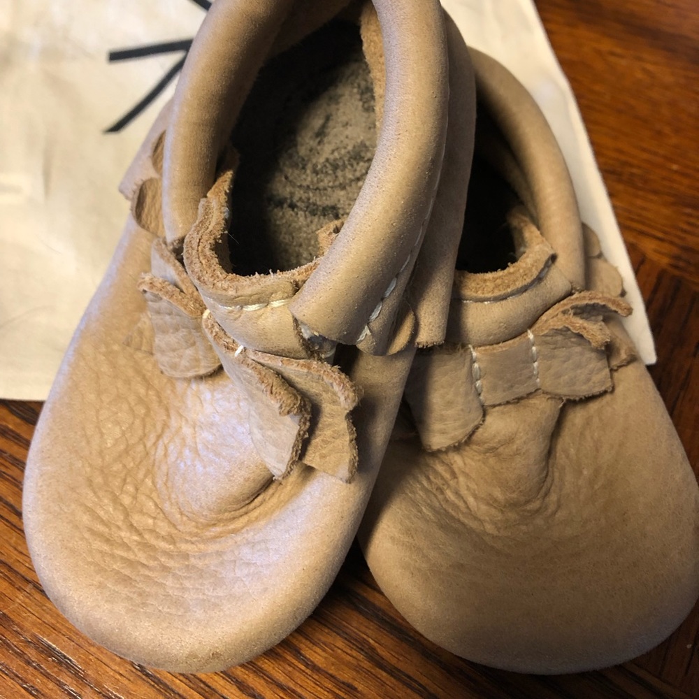 Freshly Picked Weathered Brown Bow Mocc Mini Sole